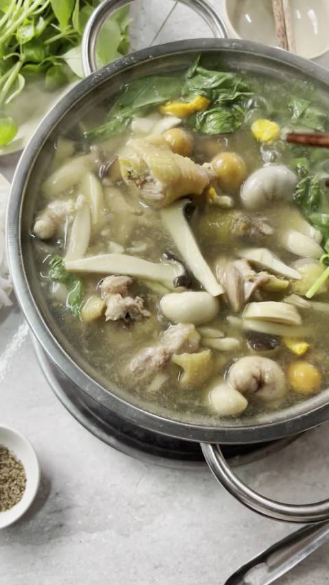 LẨU GÀ LÁ É
