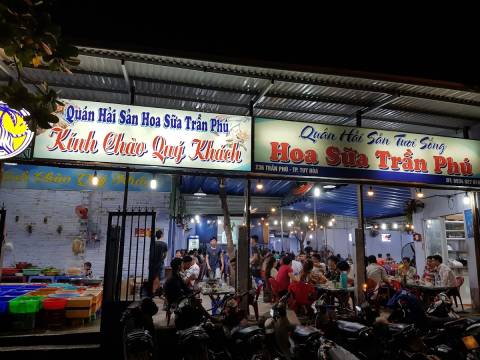 Quán hải sản Hoa Sữa